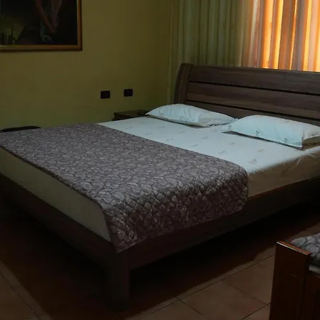 Alen Bar ホテル ティラナ