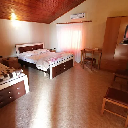 Alen Bar 3* ティラナ